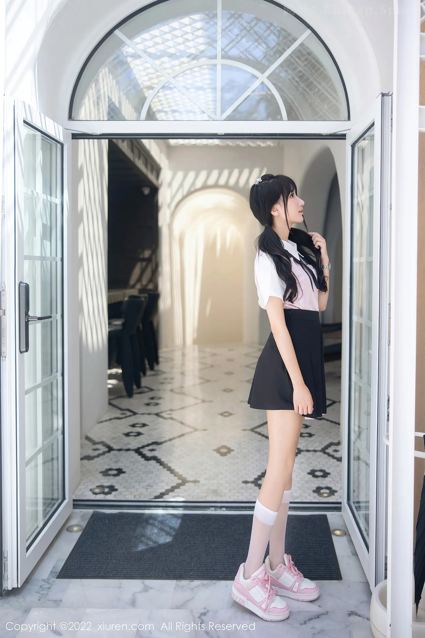 图片[6]-[XiuRen秀人网] VOL.5443 女神小果冻儿大理旅拍性感白T配黑短裙露粉色内衣迷人诱惑写真99P-秀人网官方网站